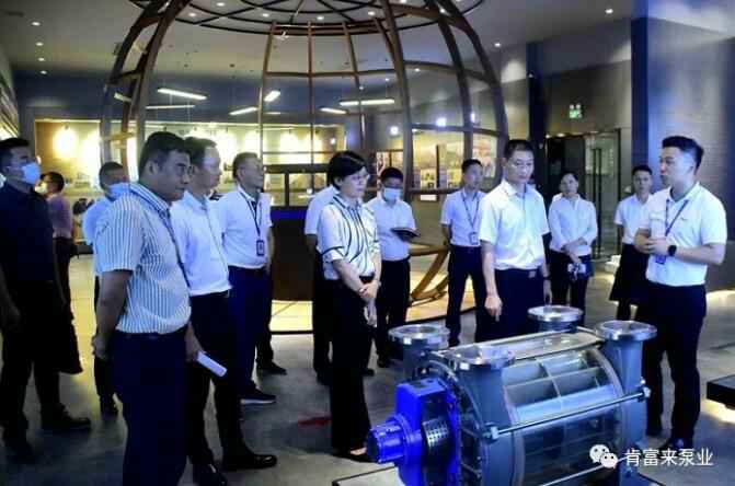 公司董事长、总经理陈迪(右一)向李军区长(右二)一行介绍半岛网页版·官方端网站-半岛online(中国)产品